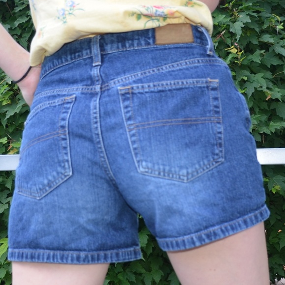 WINTER SALE: Classic Tommy Hilfiger Jean Shorts - Picture 3 of 7